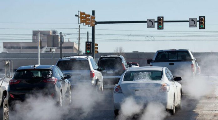 Congresista Llaulli busca ingresar carros usados del extranjero