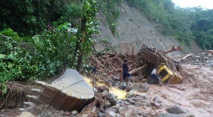 Pangoa: Así quedó una excavadora que abría carretera destruida por el río