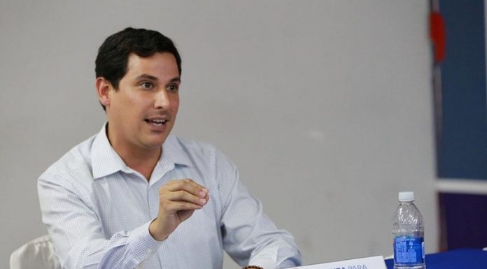 César Combina es sancionado por entregar mascarillas con su nombre