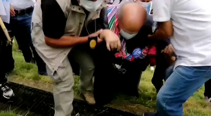Hernando De Soto sufre resbalón en Huancayo