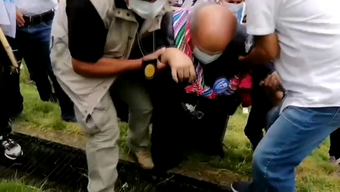 Hernando De Soto sufre resbalón en Huancayo