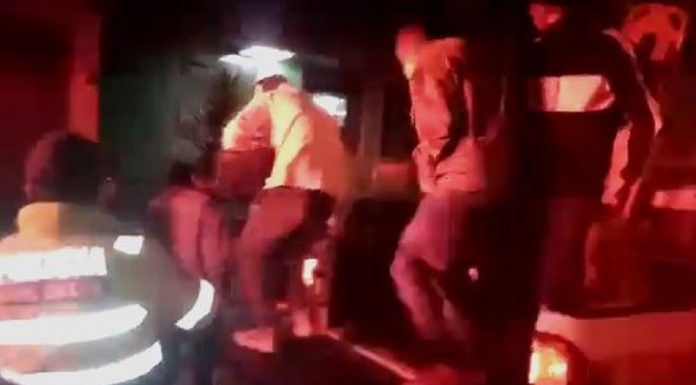 Serenos y policías intervienen a jóvenes drogándose en la vía pública