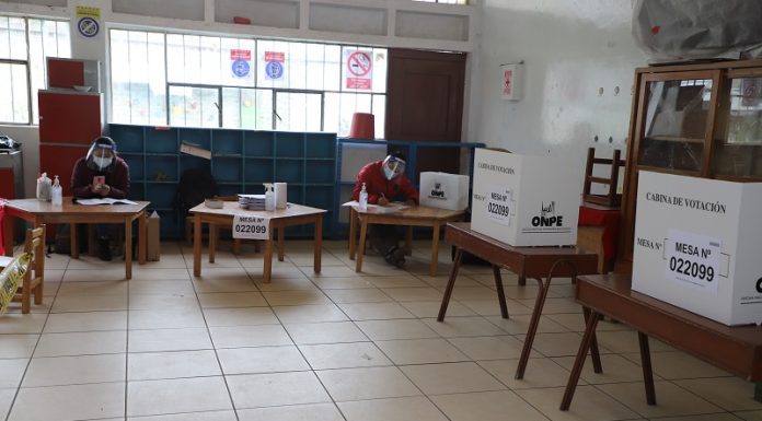 Con retraso de más de dos horas se instalan 100% de mesas en Huancayo