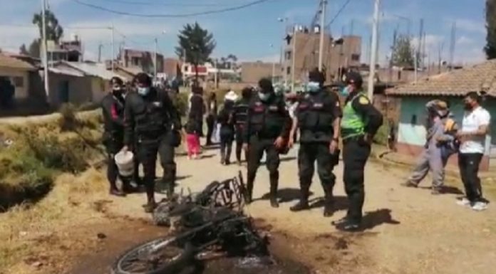 Están cansados: Pobladores queman moto lineal de presuntos delincuentes