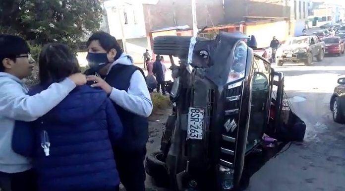 Cuatro miembros de una familia se salvan de morir en volcadura