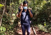 Enfermero traslada a gestante en camilla artesanal