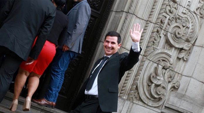 Congresista César Combina bate récord en faltas en el Congreso