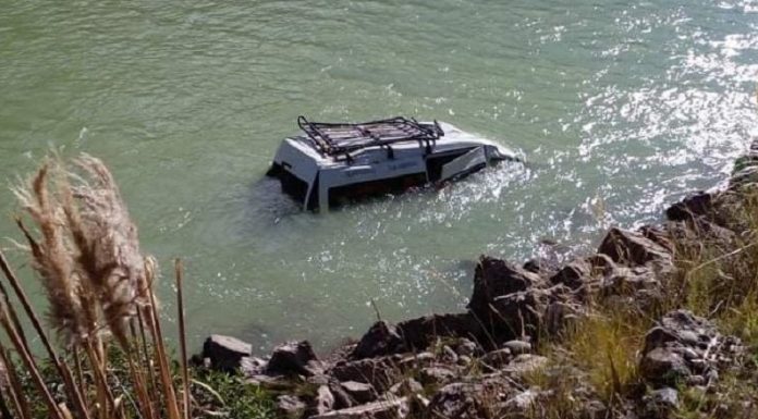 Combi con varios pasajeros choca con un auto y cae al río Mantaro