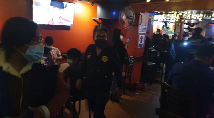 Intervienen local La Previa con 43 personas bebiendo alcohol