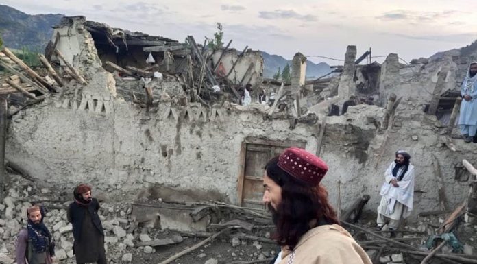 Terremoto de 5.9 grados sacude Afganistán y deja más de mil muertos