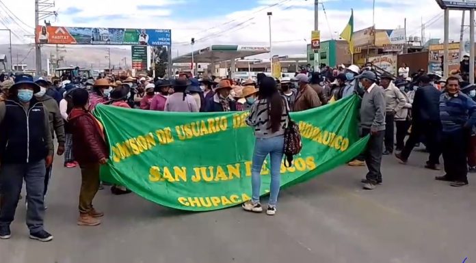 Cientos de agricultores bloquean puente La Breña en Huancayo