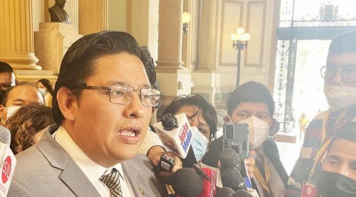 Congresista Ilich López defiende su militancia en Acción Popular