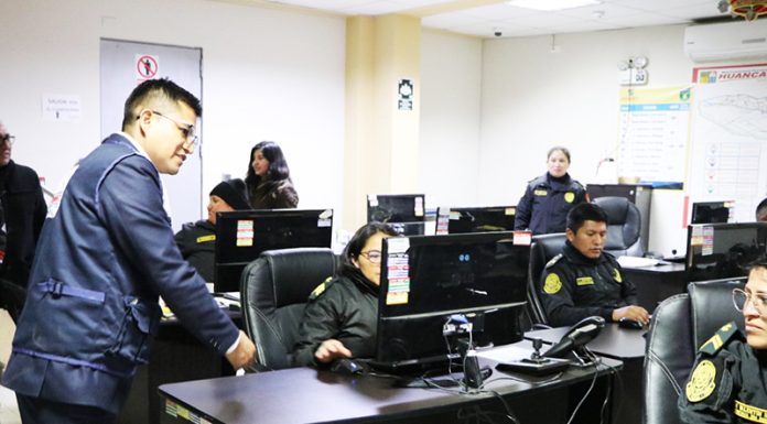 Alcalde de Huancayo madruga para ver central de videovigilancia