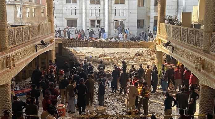 32 policías mueren en ataque suicida en Pakistán