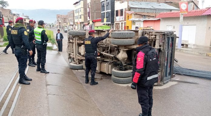Vehículo cargado de fierros vuelca por mala maniobra