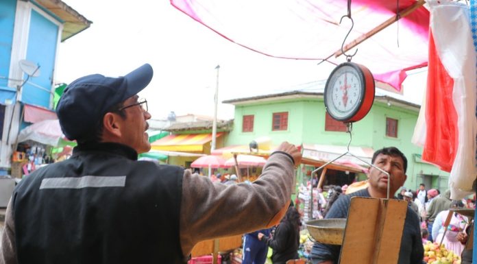 Supervisan balanzas en comercios del centro de Huancayo