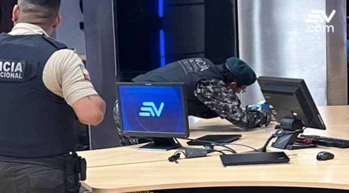 Ecuador: Amenazan a periodistas con USB cargado de explosivo