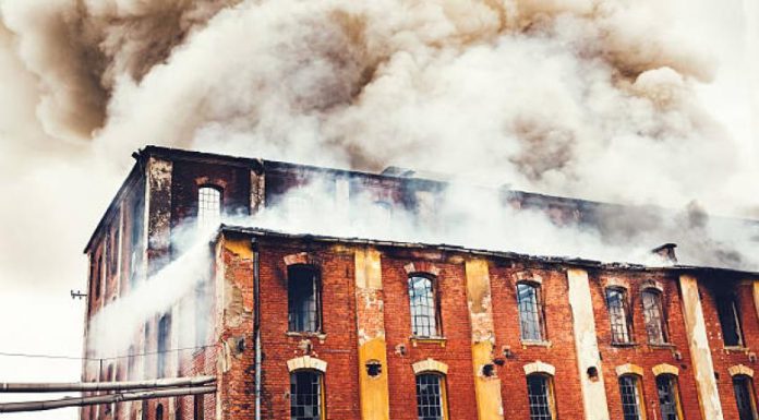 Dos muertos y 9 desaparecidos tras explosión en fábrica de chocolate