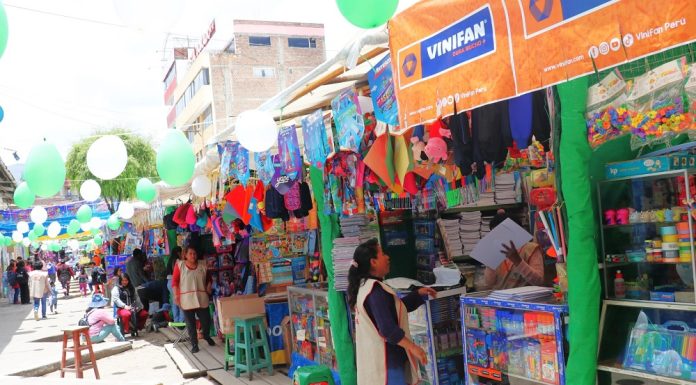 Comienza feria escolar en el Jr. Piura de Huancayo por un mes