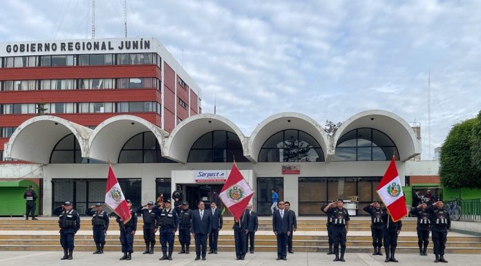 Después de dos años MPH retoma el izamiento pero sin el alcalde