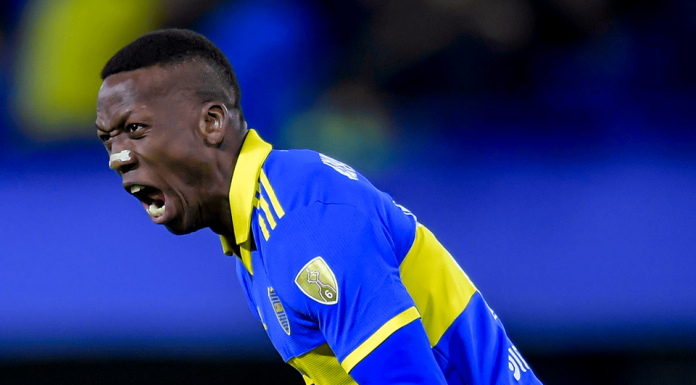 Advíncula sorprende con gol en Boca Junior pero es criticado