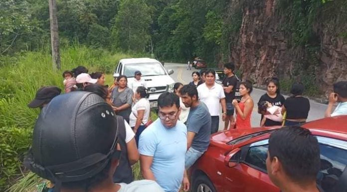 Desaparecen seis miembros de una familia tras caída de minivan a río