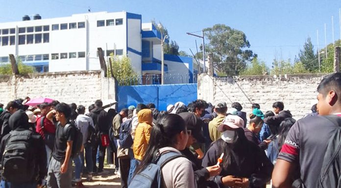 Estudiantes de UNCP permanecen en toma de local por tercer día