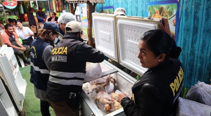 Comensal encuentra cucharacha en plato de arroz con pato