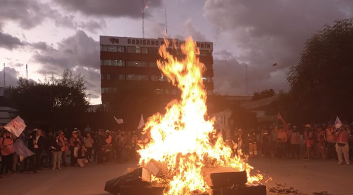 Con quema de ataúdes acaba jornada de protestas en Huancayo