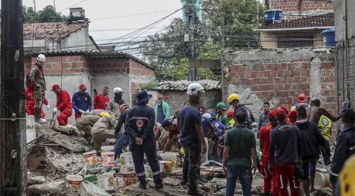 Al menos 11 muertos tras derrumbe de edificio en Brasil