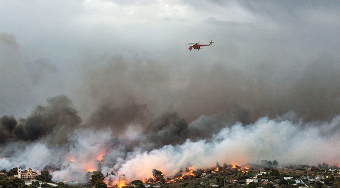 Grecia: Miles de personas son evacuadas por ola de incendios