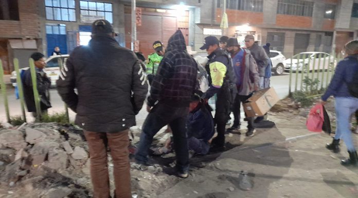 Pobladores retienen a colombiano por robar un celular