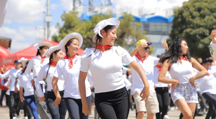 Huancayo logra Récord Guinness con clase de huaylarsh más grande del mundo