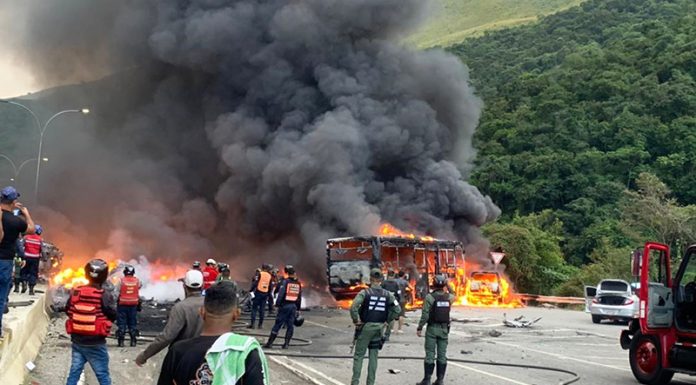 Venezuela: 8 personas mueren en incendio que involucra a 17 vehículos