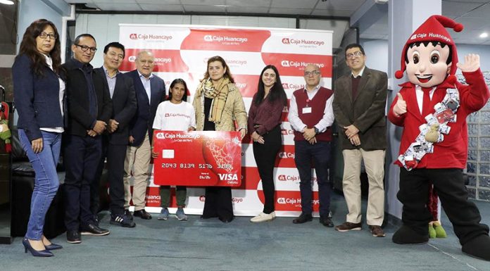 Caja Huancayo entrega premio a ganadora de Maratón de Los Andes – Categoría Damas