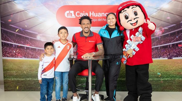 Clientes de Caja Huancayo compartieron gratos momentos con Pedro Gallese