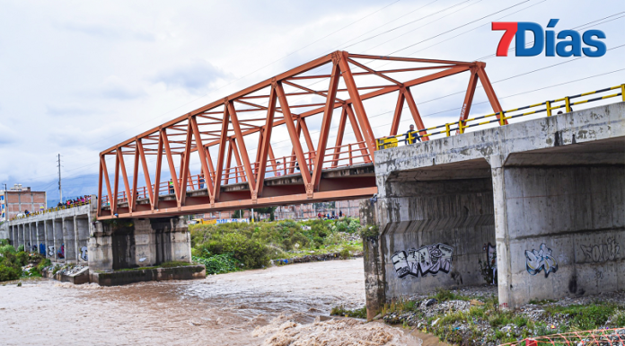 Erosión de sus bases dejan inservible al puente Cunas