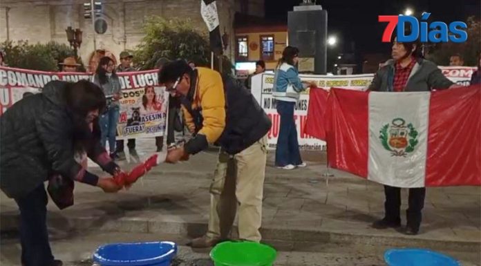 Con poco respaldo, Comando de Lucha protagoniza lavado de la bandera en Huancayo