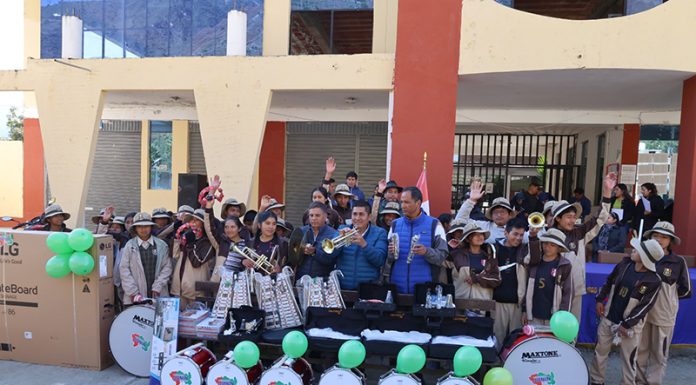 Gobernador de Junín anuncia implementar 11 mil pizarras interactivas para colegios