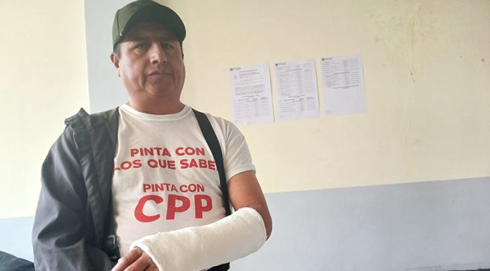Comerciante fractura el brazo a policía municipal con una varilla de fierro
