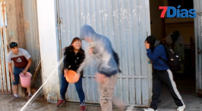 Vecinos agarran a baldazos de agua a universitarios que salen de cantinas
