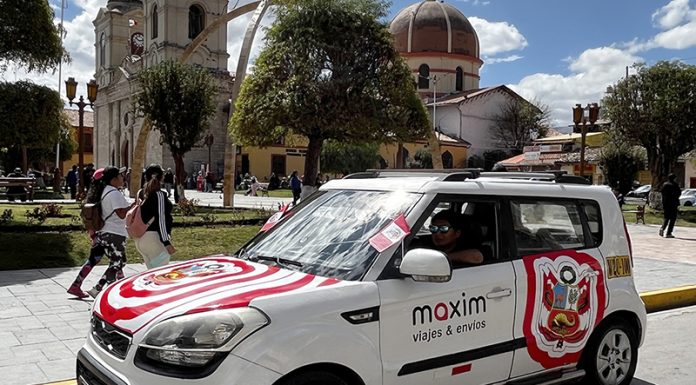 Carro patriótico llega a Huancayo en el Día de la Independencia del Perú