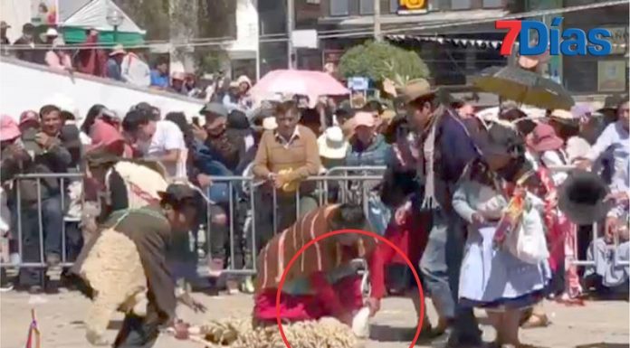 Degüellan a una oveja en representación de herranza en pleno centro de Huancayo