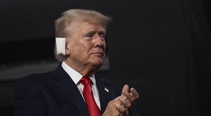 Trump reaparece con la oreja vendada ante los republicanos en Milwaukee