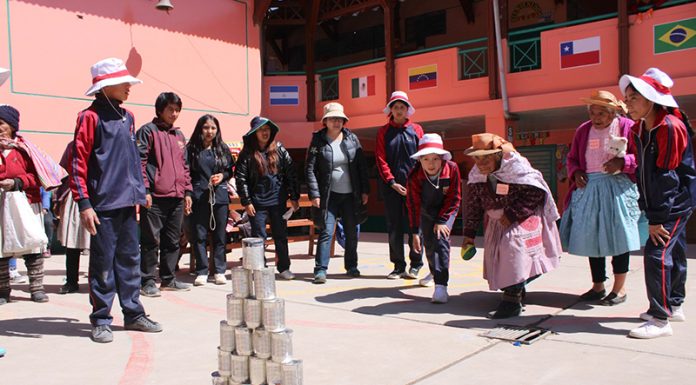 ‘Viejitos’ y alumnos adolescentes comparten juegos tradicionales