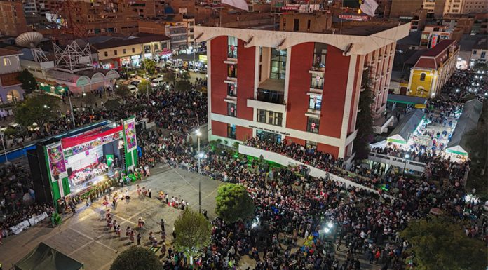 110 delegaciones participan en comparsa por inicio de las fiestas de Santiago