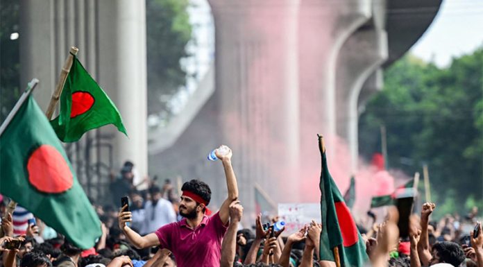 Bangladés: Primera ministra huye y militares anuncian gobierno provisional
