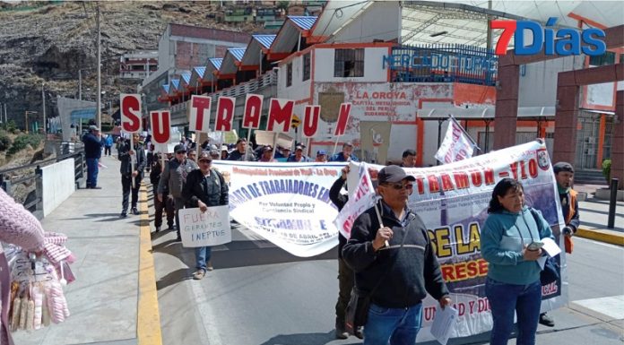 Trabajadores municipales de La Oroya acatan paro y exigen pagos de remuneraciones