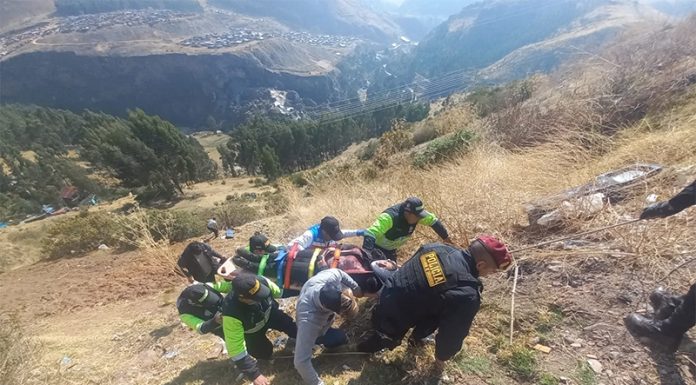 Madre y sus dos hijas ‘ruedan’ con una trimoto a una pendiente de 40 metros
