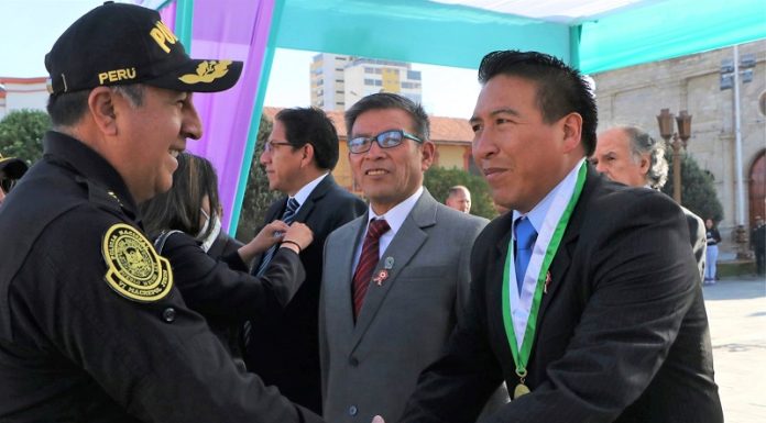 Después de un año regidor reconoce error de haber prestado servicio a municipio distrital
